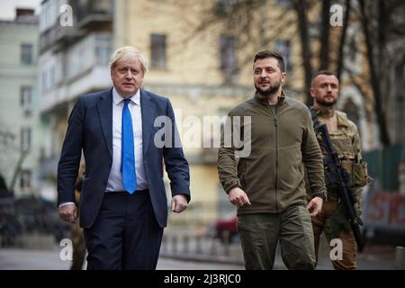 Kiew, Ukraine. 09. Apr, 2022. Krieg in der Ukraine. Präsident Volodymyr ZELENSKYY (ZELENSKYY) . empfängt Boris Johnson (Premierminister Großbritannien), Kredit: Das Präsidentenamt der Ukraine über SVEN SIMON Fotoagentur GmbH & Co. Pressefoto KG # Prinzessin-Luise-Str. 41 # 45479 M uelheim/R uhr # Tel 0208/9413250 # Fax. 0208/9413260 # GLS Bank # BLZ 430 609 67 # Konto 4030 025 100 # IBAN DE75 4306 0967 4030 0251 00 # BIC GENODEM1GLS # www.svensimon.net./dpa/Alamy Live News Stockfoto