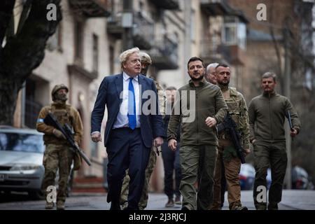 Kiew, Ukraine. 09. Apr, 2022. Krieg in der Ukraine. Präsident Volodymyr ZELENSKYY (ZELENSKYY) . empfängt Boris Johnson (Premierminister Großbritannien), Kredit: Das Präsidentenamt der Ukraine über SVEN SIMON Fotoagentur GmbH & Co. Pressefoto KG # Prinzessin-Luise-Str. 41 # 45479 M uelheim/R uhr # Tel 0208/9413250 # Fax. 0208/9413260 # GLS Bank # BLZ 430 609 67 # Konto 4030 025 100 # IBAN DE75 4306 0967 4030 0251 00 # BIC GENODEM1GLS # www.svensimon.net./dpa/Alamy Live News Stockfoto