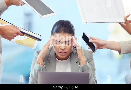 Legen Sie immer gesunde Grenzen fest. Aufnahme einer jungen Frau, die einen stressigen Arbeitstag hat. Stockfoto