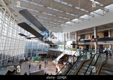 SeaTac, Washington, USA. 9.. April 2022. Blick auf die Gina Marie Lindsey Hall während einer Fluggaststrommimulation in der internationalen Ankunftshalle am Seattle-Tacoma International Airport. Die neue 450.000 Quadratmeter große Anlage des Hafens von Seattle wird voraussichtlich nächsten Monat nach Abschluss der endgültigen Betriebsbereitschaftstests eröffnet. Quelle: Paul Christian Gordon/Alamy Live News Stockfoto