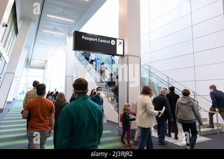 SeaTac, Washington, USA. 9.. April 2022. Freiwillige passieren ein Ankunftsgate während einer Passagierflussimulation an der International Arrivals Facility am Seattle-Tacoma International Airport. Die neue 450.000 Quadratmeter große Anlage des Hafens von Seattle wird voraussichtlich nächsten Monat nach Abschluss der endgültigen Betriebsbereitschaftstests eröffnet. Quelle: Paul Christian Gordon/Alamy Live News Stockfoto