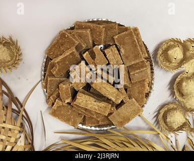 Tabelle der typischen Lebensmittel der Junina Partei: paçoca Süßigkeiten, Lutscher, Kuchen, Dulce de leche, Erdnussbonbons. Stockfoto