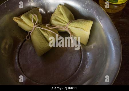 Brasilianisches Haus aus süßem Maisdessert namens „Pamonha“. Festa Junina Party Brasilianische Kultur Konzept Bild. Stockfoto