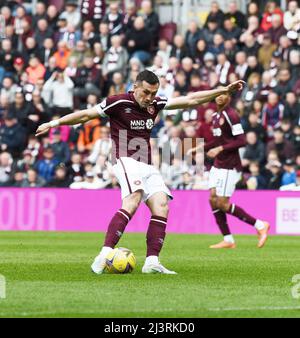 Tynecastle Park Edinburgh, Schottland, Großbritannien, 9.. April 22. Hearts vs Hibernian Cinch Premiership Match Hearts' Aaron McEneff Credit: eric mccowat/Alamy Live News Stockfoto