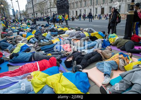 LONDON, 09 2022. APRIL, demonstrieren ukrainische Demonstranten gegen die russische Invasion der Ukraine vor der Downing Street in Whitehall, London. Stockfoto