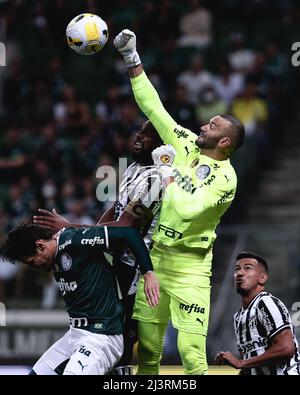 Sao Paulo, Brasilien. 09. April 2022. SP - Sao Paulo - 09/04/2022 - BRASILEIRO A 2022, PALMEIRAS X CEARA - Weverton goleiro do Palmeiras durante partida contra o Ceara no estadio Arena Allianz Parque pelo campeonato Brasileiro A 2022. Foto: Ettore Chiereguini/AGIF Quelle: AGIF/Alamy Live News Stockfoto