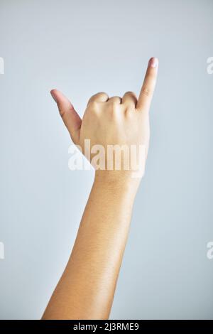 Es ist alles gut. Zugeschnittener Schuss einer Hand, die dem Hang zehn signshaka gab. Stockfoto