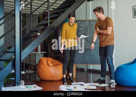 Haben Sie immer einen Standpunkt. Aufnahme von zwei Designern, die in einem Büro etwas diskutieren. Stockfoto