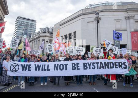 LONDON, 09 2022. APRIL, Extinction Rebellion marschieren am Eröffnungstag des Frühjahrsaufstandes durch das Zentrum Londons. Die Gruppe fordert ein Ende der Investitionen in fossile Brennstoffe. Stockfoto