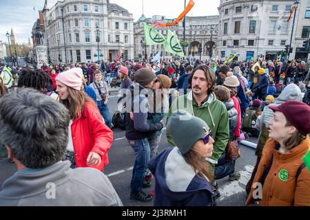 LONDON, 09 2022. APRIL, Extinction Rebellion marschieren am Eröffnungstag des Frühjahrsaufstandes durch das Zentrum Londons. Die Gruppe fordert ein Ende der Investitionen in fossile Brennstoffe. Stockfoto