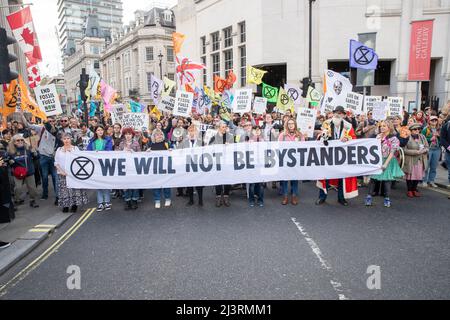 LONDON, 09 2022. APRIL, Extinction Rebellion marschieren am Eröffnungstag des Frühjahrsaufstandes durch das Zentrum Londons. Die Gruppe fordert ein Ende der Investitionen in fossile Brennstoffe. Stockfoto