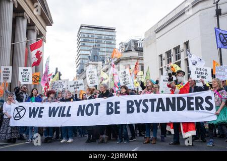 LONDON, 09 2022. APRIL, Extinction Rebellion marschieren am Eröffnungstag des Frühjahrsaufstandes durch das Zentrum Londons. Die Gruppe fordert ein Ende der Investitionen in fossile Brennstoffe. Stockfoto