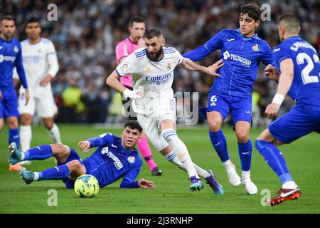 Madrid, Spanien. 9. April 2022. Karim Benzema (C) von Real Madrid tritt während eines La Liga-Spiels zwischen Real Madrid und Getafe CF in Madrid, Spanien, am 9. April 2022 an. Kredit: Gustavo Valiente/Xinhua/Alamy Live Nachrichten Stockfoto