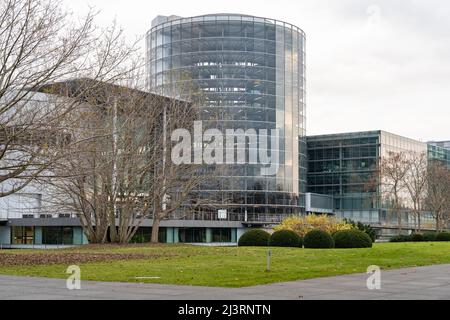 Volkswagen Transparent Factory in der Stadt. VW-Fertigungsgebäude mit einer riesigen Glasfassade. Moderne Architektur als Reiseziel. Stockfoto