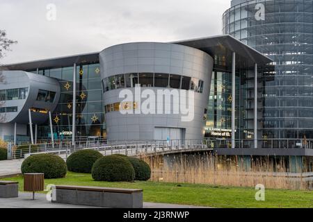 Volkswagen Transparent Factory in der Stadt. VW-Fertigungsgebäude mit einer riesigen Glasfassade. Moderne Architektur als Reiseziel. Stockfoto