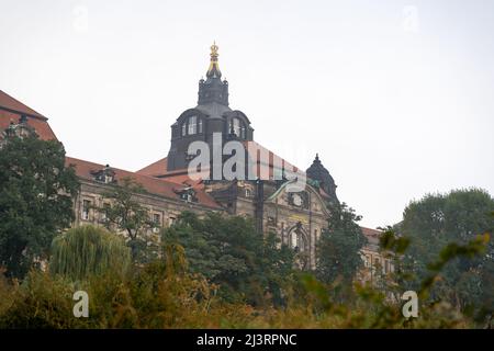 Innenministerium von der Elbe. Majestätisches Regierungsgebäude mit einem kleinen Turm. Historische Architektur in der Stadt Dresden. Stockfoto