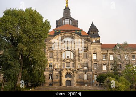 Innenministerium von der Elbe. Majestätisches Regierungsgebäude mit großem Eingang. Historische Architektur in der Stadt Dresden. Stockfoto