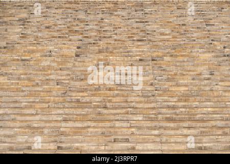 Blick auf die Steintreppe von vorne. Große Treppe aus Sandsteinblöcken. Gebäude äußere Detail als Hintergrund. Architektonische Elemente. Stockfoto