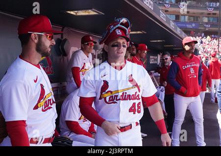 St. Louis, Usa. 09. April 2022. St. Louis Cardinals Harrison Bader geht am Samstag, den 9. April 2022, mit seinem Handschuh am Kopf ins Busch Stadium in St. Louis, um gegen die Pittsburgh Pirates zu spielen. Foto von Bill Greenblatt/UPI Credit: UPI/Alamy Live News Stockfoto