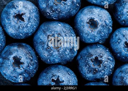 Frische reife Heidelbeeren mit Wassertropfen. Makrofoto. Beerenhintergrund. Stockfoto