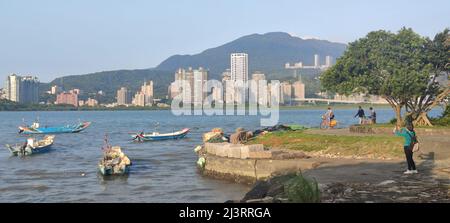 Bali, Taiwan - Apr 0, 2022 : wunderschöner Sonnenuntergang über dem Danshui Fluss, Bali, Taiwan Stockfoto