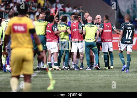 Sao Paulo, Brasilien. 09. April 2022. SP - Sao Paulo - 09/04/2022 - BRASILEIRO A 2022, PALMEIRAS X CEARA - jogadores do Palmeiras discutem com jogadores do Ceara durante partida no estadio Arena Allianz Parque pelo campeonato Brasileiro A 2022. Foto: Ettore Chiereguini/AGIF Quelle: AGIF/Alamy Live News Stockfoto