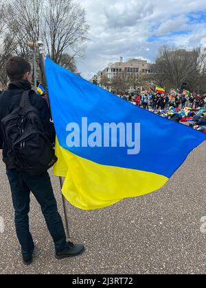 09. April 2022 Washington DC USA Unterstützende für die Ukraine inszenieren Demonstration vor dem Weißen Haus, das auf dem Boden liegt, um die Toten zu simulieren, da die Namen der Toten a!oud tot waren. Stockfoto