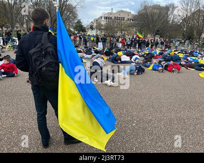 09. April 2022 Washington DC USA Unterstützende für die Ukraine inszenieren Demonstration vor dem Weißen Haus, das auf dem Boden liegt, um die Toten zu simulieren, da die Namen der Toten a!oud tot waren. Stockfoto