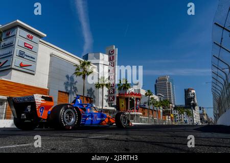 Long Beach, Kalifornien, USA. 9. April 2022. SCOTT DIXON (9) aus Auckland, Neuseeland, durchläuft die Kurven während eines Trainings für den Acura Grand Prix von Long Beach in den Straßen von Long Beach in Long Beach, Kalifornien. (Bild: © Walter G. Arce Sr./ZUMA Press Wire) Stockfoto