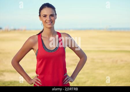 Die Wahl für einen gesünderen Lebensstil liegt ganz bei Ihnen. Porträt einer sportlichen jungen Frau, die im Freien trainiert. Stockfoto