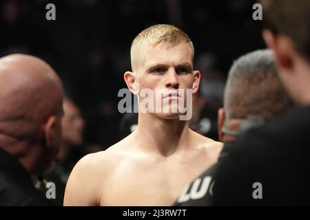 JACKSONVILLE, FL - 9. APRIL: Ian Garry bereitet sich darauf vor, die Darian Weeks in ihrem Weltgewichtskampf während des UFC 273 Events in der Vystar Memorial Arena am 9. April 2022 in Jacksonville, Florida, USA, zu bekämpfen. (Foto von Louis Grasse/PxImages) Credit: Px Images/Alamy Live News Stockfoto