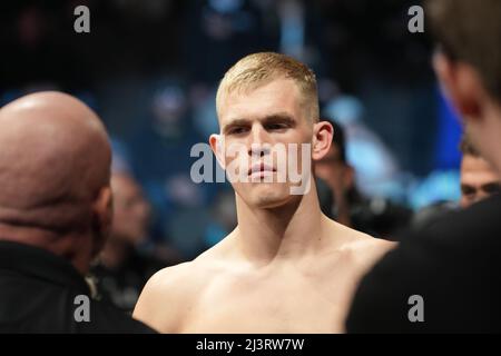 JACKSONVILLE, FL - 9. APRIL: Ian Garry bereitet sich darauf vor, die Darian Weeks in ihrem Weltgewichtskampf während des UFC 273 Events in der Vystar Memorial Arena am 9. April 2022 in Jacksonville, Florida, USA, zu bekämpfen. (Foto von Louis Grasse/PxImages) Credit: Px Images/Alamy Live News Stockfoto