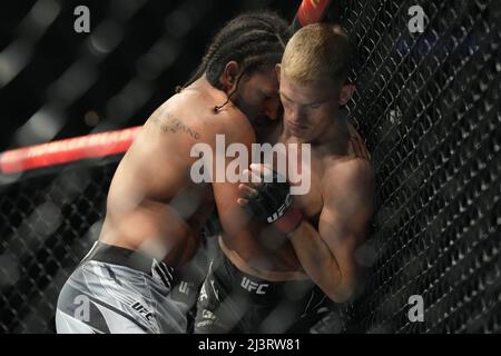 JACKSONVILLE, FL - 9. APRIL: (R-L) Ian Garry kämpft während des UFC 273 Events in der Vystar Memorial Arena am 9. April 2022 in Jacksonville, Florida, USA, gegen die Darian Weeks in ihrem Weltgewichtskampf. (Foto von Louis Grasse/PxImages) Credit: Px Images/Alamy Live News Stockfoto