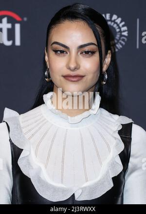 HOLLYWOOD, LOS ANGELES, KALIFORNIEN, USA - 09. APRIL: Die amerikanische Schauspielerin Camila Mendes kommt beim PaleyFest LA 2022 an - das 'Riverdale' des CW, das am 9. April 2022 im Dolby Theater in Hollywood, Los Angeles, Kalifornien, USA, stattfand. (Foto von Xavier Collin/Image Press Agency/Sipa USA) Stockfoto