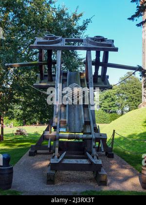 Diese Balliste ist im Warwick Castle in Warwickshire, England, Großbritannien, zu sehen. Stockfoto