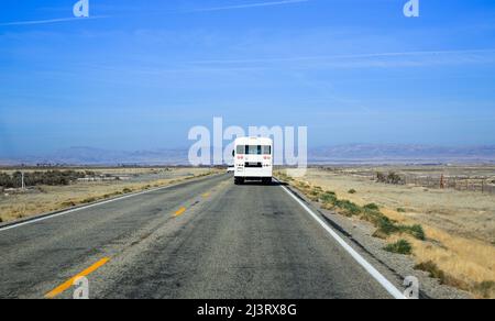 Busfahrt auf der Autobahn, Idaho-USA Stockfoto