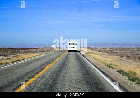 Busfahrt auf der Autobahn, Idaho-USA Stockfoto