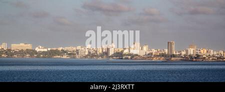 Dakar Skyline von Goree Island, Senegal. Das größte Gebäude auf der linken Seite ist ein Regierungsgebäude. Stockfoto