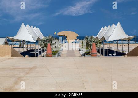 Dakar, Senegal. Place du Souvenir, ein Denkmal zur Erinnerung an die Verlorenen in der Joola Ferry-Katastrophe von 2002. Stockfoto