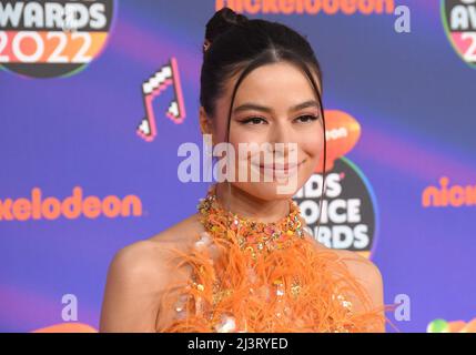 Los Angeles, USA. 09. April 2022. Miranda Cosgrove kommt bei den Nickelodeon Kid's Choice Awards 2022 an, die am Samstag, dem 9. April 2022, im Barker Hangar in Santa Monica, CA, verliehen wurden. (Foto: Sthanlee B. Mirador/Sipa USA) Quelle: SIPA USA/Alamy Live News Stockfoto