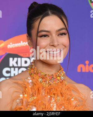 Los Angeles, USA. 09. April 2022. Miranda Cosgrove kommt bei den Nickelodeon Kid's Choice Awards 2022 an, die am Samstag, dem 9. April 2022, im Barker Hangar in Santa Monica, CA, verliehen wurden. (Foto: Sthanlee B. Mirador/Sipa USA) Quelle: SIPA USA/Alamy Live News Stockfoto