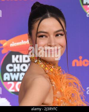 Los Angeles, USA. 09. April 2022. Miranda Cosgrove kommt bei den Nickelodeon Kid's Choice Awards 2022 an, die am Samstag, dem 9. April 2022, im Barker Hangar in Santa Monica, CA, verliehen wurden. (Foto: Sthanlee B. Mirador/Sipa USA) Quelle: SIPA USA/Alamy Live News Stockfoto