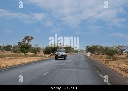 Asphaltierte Straße, in der Nähe von Koalack, Senegal Stockfoto