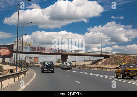 Moderne 4-spurige Divided Highway in der Nähe von Dakar, Senegal. Stockfoto