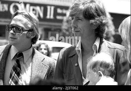 Stephen Stills und Graham Nash auf dem Hollywood Boulevard für die Enthüllung des Crosby-, Stills- und Nash-Stars auf dem historischen Walk of Fame-Bürgersteig, 1978 Stockfoto