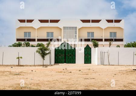 Senegal, Touba. Ein modernes Haus in den Vororten von Touba. Stockfoto