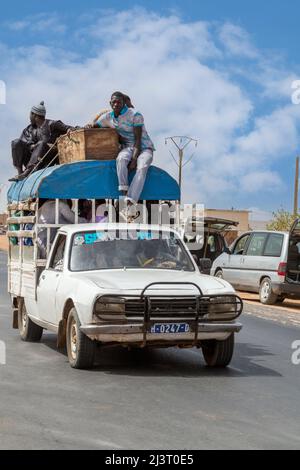 Senegal, Touba. Fahrzeugsicherheit. Keine Sicherheitsgurte, keine Sitze! Stockfoto