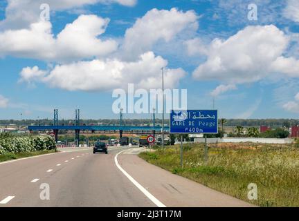 Marokko.  Annäherung an die Mautstelle auf Autobahn a-2, zwischen Meknes und Rabat. Stockfoto