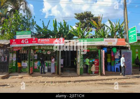 Nairobi, Kenia. 09. April 2022. Die Einheimischen gehen am Safaricom (einem der führenden Mobilfunknetzbetreiber in Kenia)-Kundenbetreuungsgeschäft vorbei. Die Communications Authority (CA) in Kenia warnte Mobilfunkteilnehmer, die ihre Daten bis April 15 nicht bei ihren jeweiligen Telekommunikationsanbietern registrieren, vor einer Trennung der Verbindung. (Foto von Donwilson Odhiambo/SOPA Images/Sipa USA) Quelle: SIPA USA/Alamy Live News Stockfoto