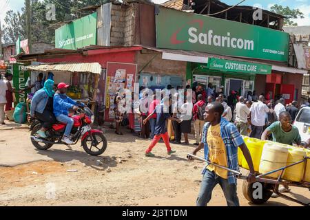 Nairobi, Kenia. 09. April 2022. Vor dem Kundenbetreuungsgeschäft von Safaricom (einem der führenden Mobilfunkanbieter in Kenia) stehen Einheimische für die Registrierung neuer SIM-Karten in der Schlange. Die Communications Authority (CA) in Kenia warnte Mobilfunkteilnehmer, die ihre Daten bis April 15 nicht bei ihren jeweiligen Telekommunikationsanbietern registrieren, vor einer Trennung der Verbindung. (Foto von Donwilson Odhiambo/SOPA Images/Sipa USA) Quelle: SIPA USA/Alamy Live News Stockfoto